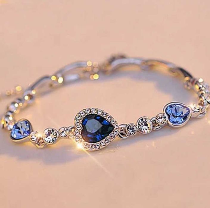 Pulseira com Corações de Cristal Azul e Branco