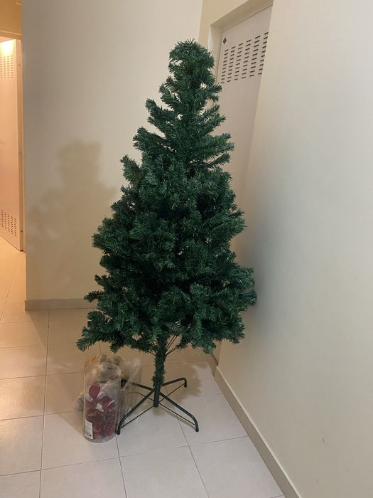 Arvore de natal com decorção cor verde bem estivada