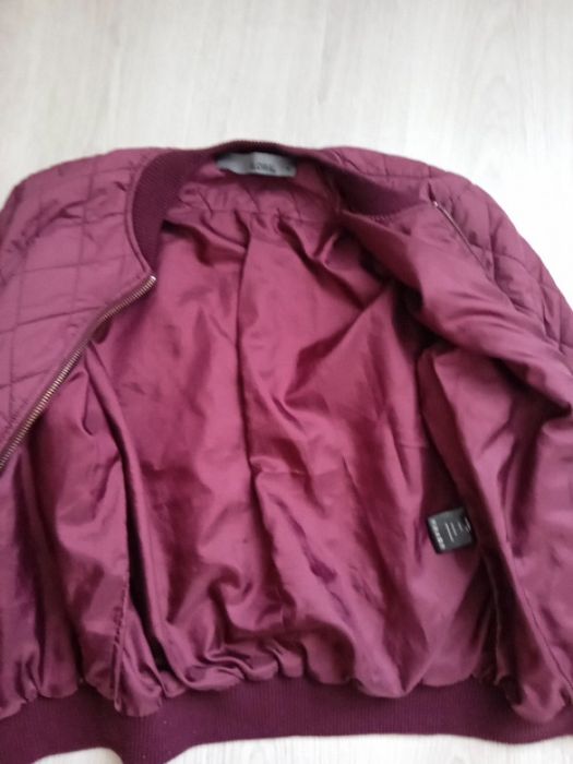 Куртка бомбер для дівчини.