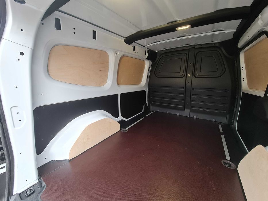 Zabudowa zabezpieczenie ze sklejki Renault Kangoo van