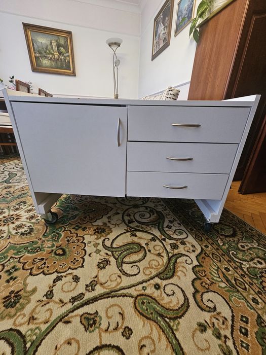 Komoda na kołkach na sprzęt medyczny