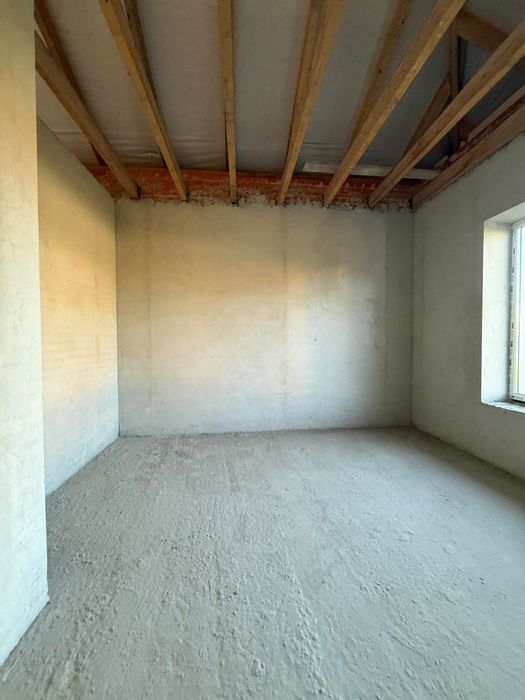 Красивий якісний будинок з великою земельною ділянкою