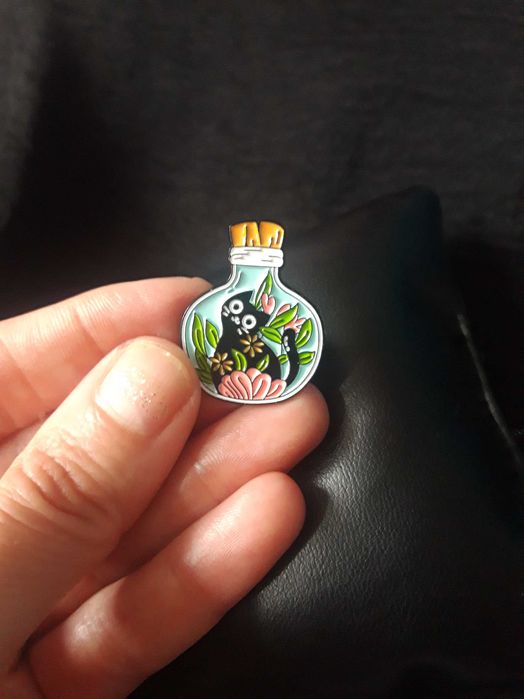 Slodka przypinka pin czarny kot