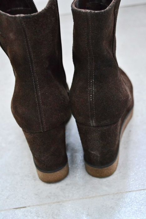 Zamszowe botki na koturnach Lasocki