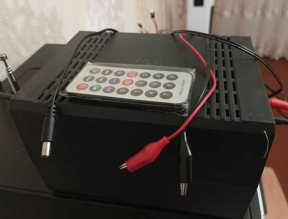 Лабораторний блок живлення (0-36В/0-5.1А)  з вбудованим FM-радіо