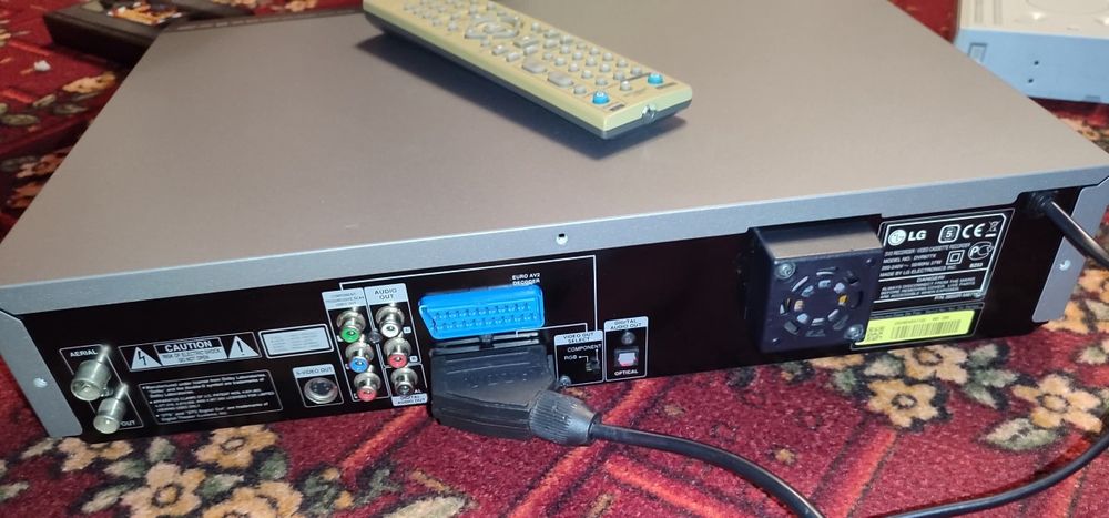 Відеомагнітофон LG DVR677X