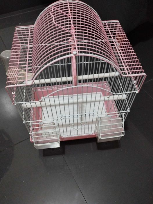 Gaiola com bebedouro
