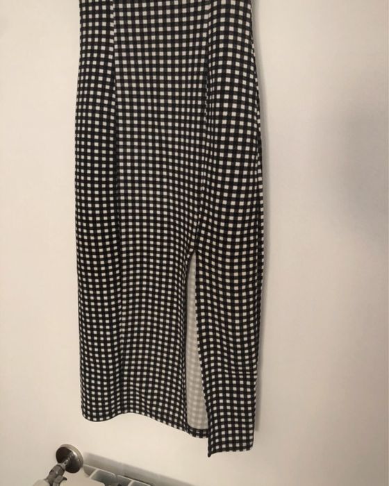 Vestido midi aos quadrados