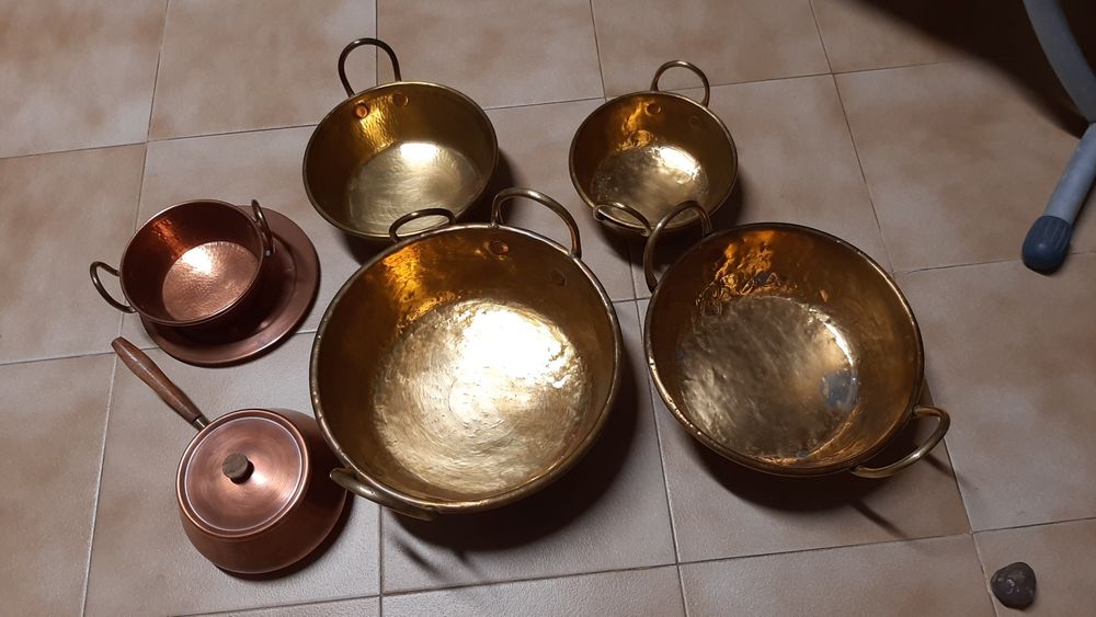 Pecas em cobre de vários tamanhos.