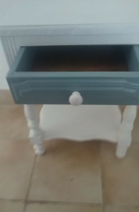 Mesa de apoio com gaveta