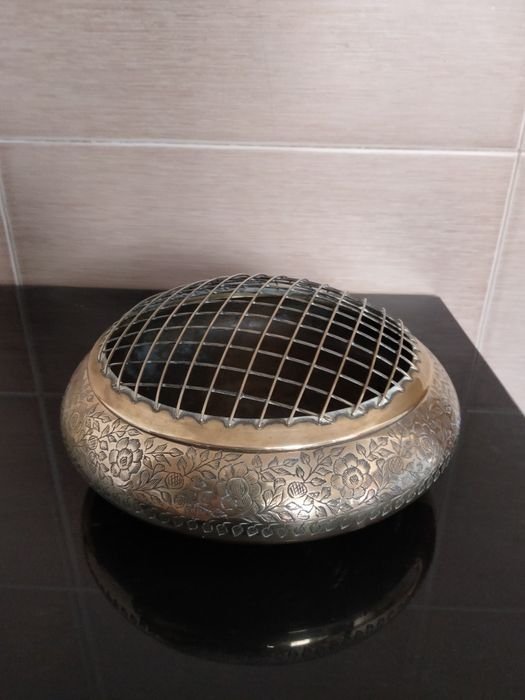 Antigo cachepot,vaso floreira em latão.