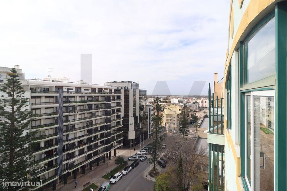 Penthouse T2 com terraço e vista Ria Formosa na Av. 5 de Outubro, Faro