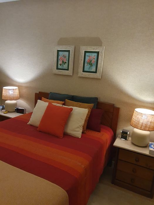 Mobília de quarto de casal em madeira maciça