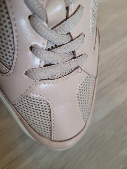 Śliczne sneakersy w kolorze nudziakowym