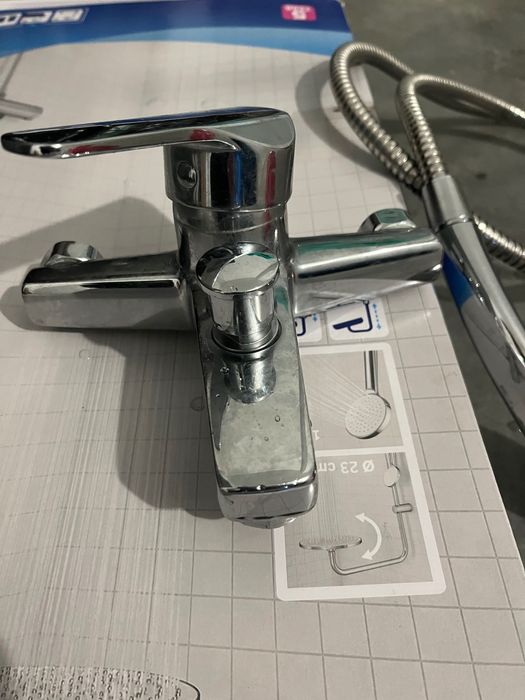 Torneiras novas de cozinha e banheira