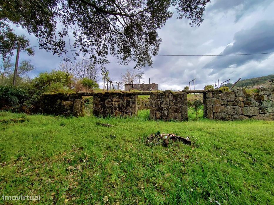 Belíssima ruína em terreno verdejante com vista deslumbrante para o Ri