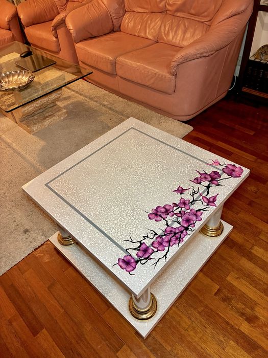 Mesa pintada à mão com florais envernizados