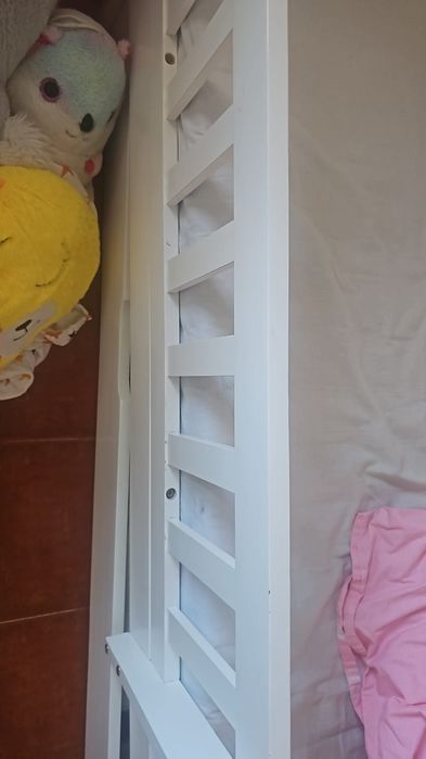 Cama casinha com 1 colchão.