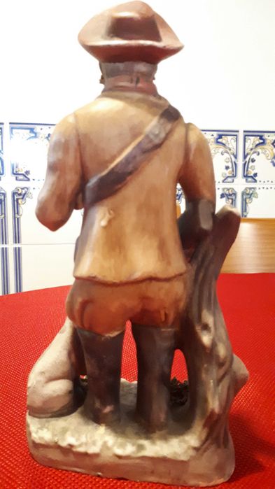 Boneco caçador em louça