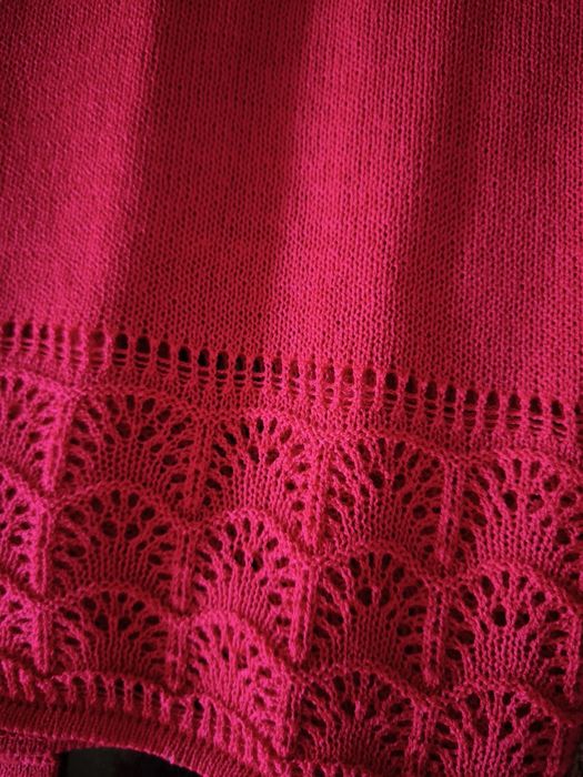 Camisola, rosa fushia, em malha fria, italiana. Manga comprida.