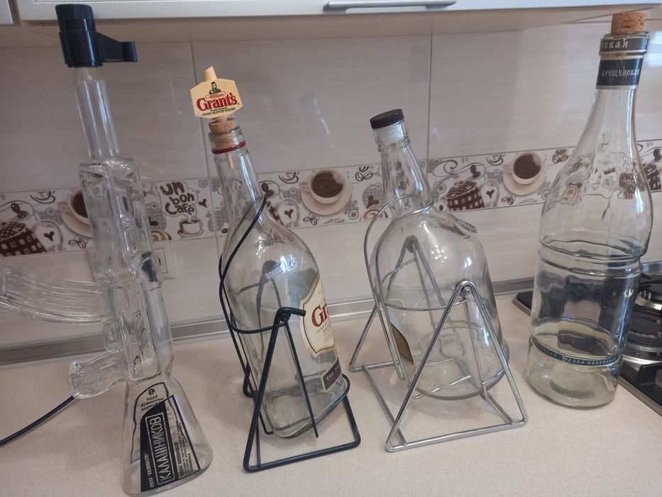 Продам бутылки стеклянные фирменные ёмкость 3л.,4,5л., автомат 1л.