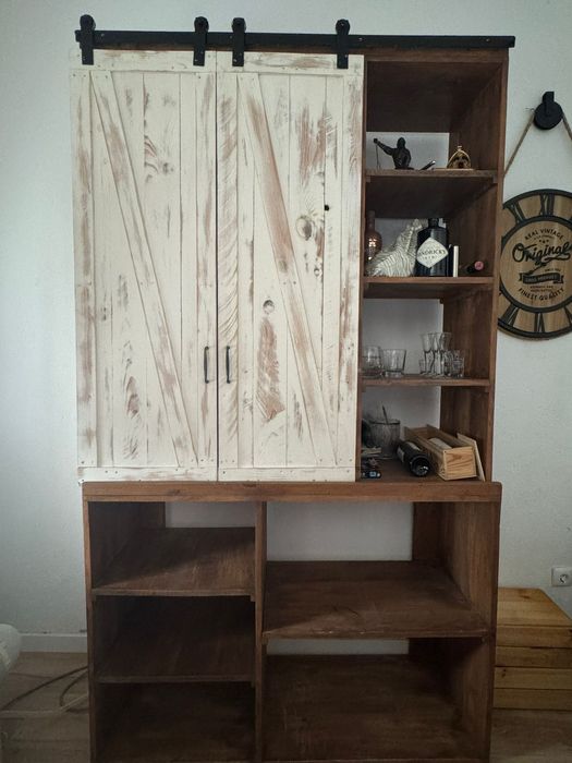 Móvel de sala com portas de correr