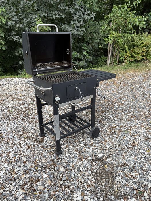 Grill węglowy prostokątny z kółkami jeden sezon użyty