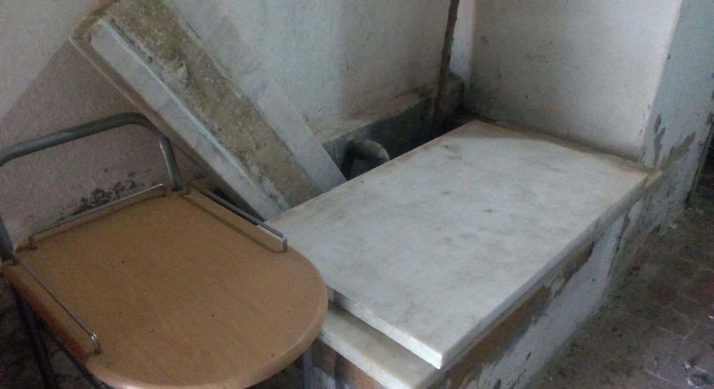 Pedras em mármore. Duas bancadas e um tampo para janela