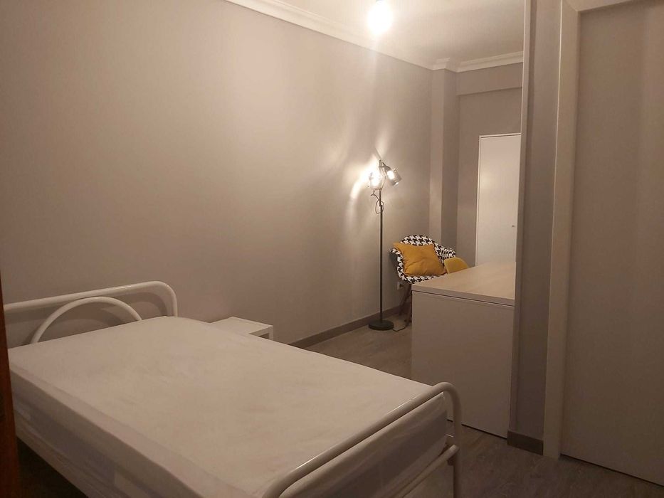 Arrendar alugar quarto Aveiro, 500m da Universidade. 4 Estudante. 919 353 041.