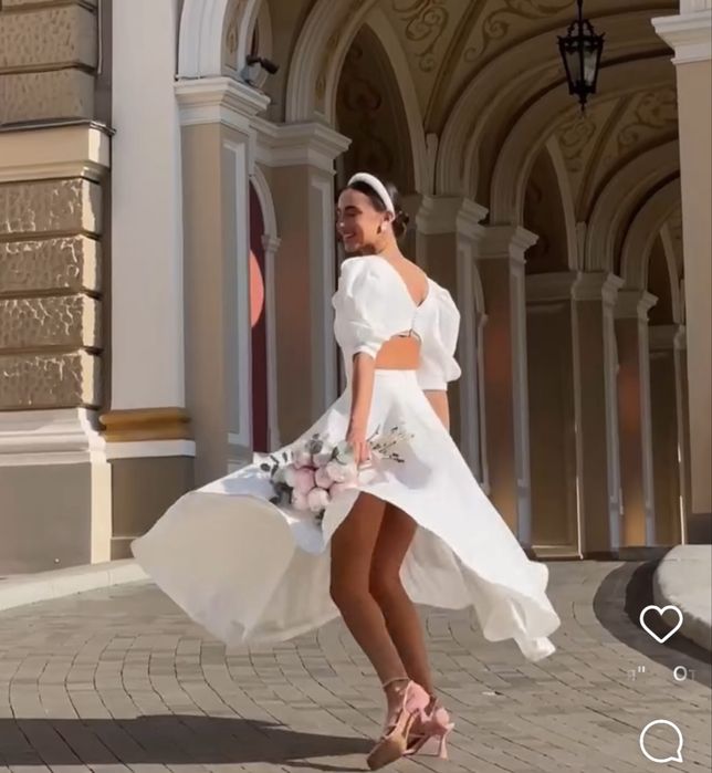 Біла весільна сукня