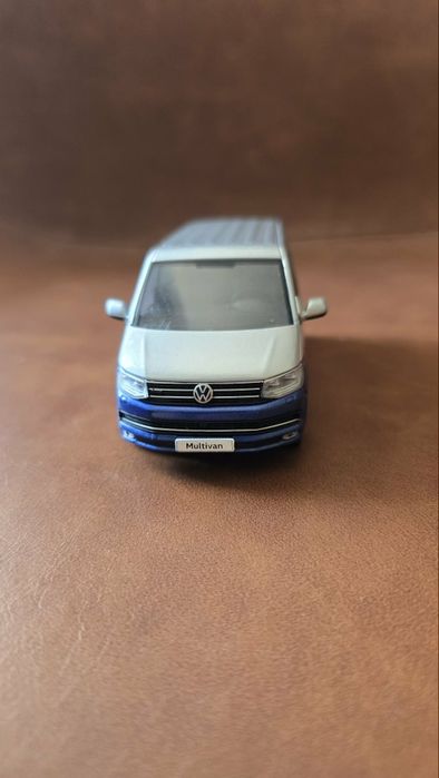Kolekcjonerski model Volkswagen T6 Multivan dwukolorowy niebiesko-srebrny 1:43 Ixo