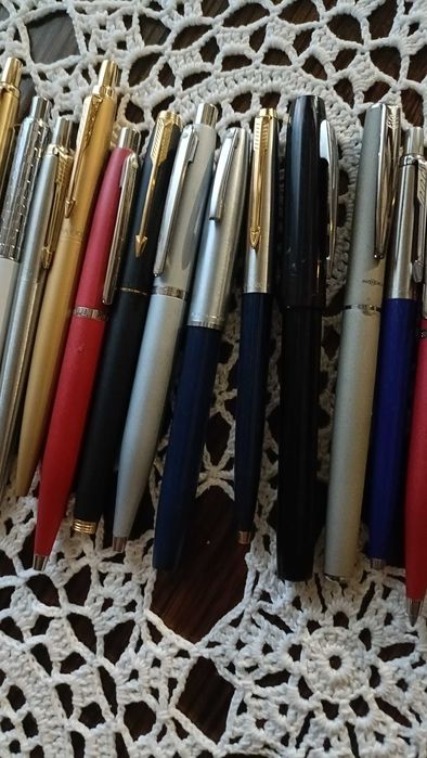 Pequena coleção de esferográficas e canetas