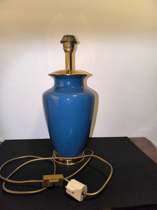 Antigo candeeiro em porcelana azul e metal amarelo.