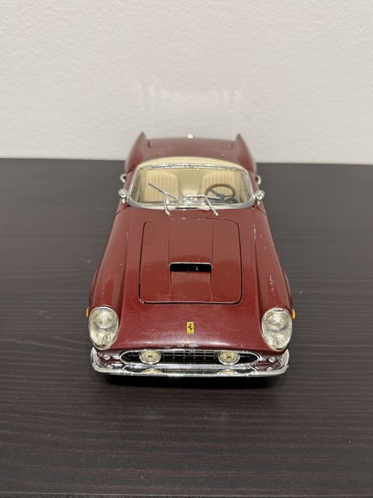Ferrari 250 GT Califórnia 1/18