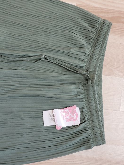 Szerokie spodnie na gumce zielone w plisy Spodnie 2XL/3XL