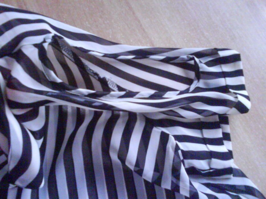 Блузка с вырезанными плечами чёрно-белая полоска Forever 21. Размер S.