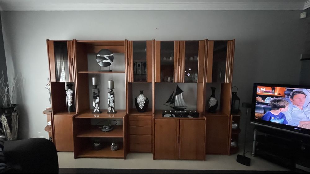 Móvel de sala em madeira de pinho