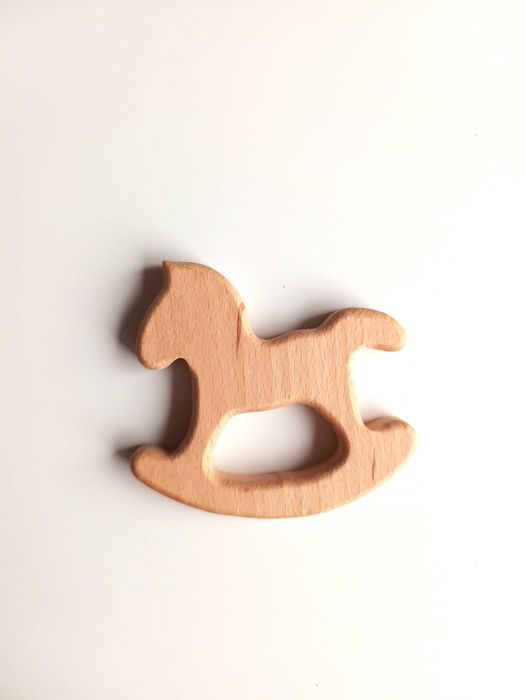Gryzak drewniany konik prezent na babyshowe narodzinydziecka ozdoba
