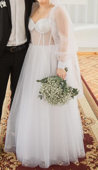 Весільна сукня білого кольору