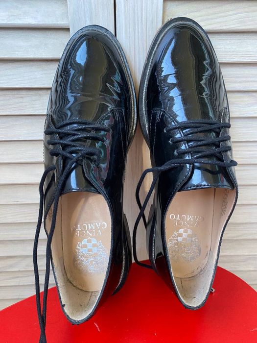 Лаковані шкіряні туфлі-оксфорди від Vince Camuto