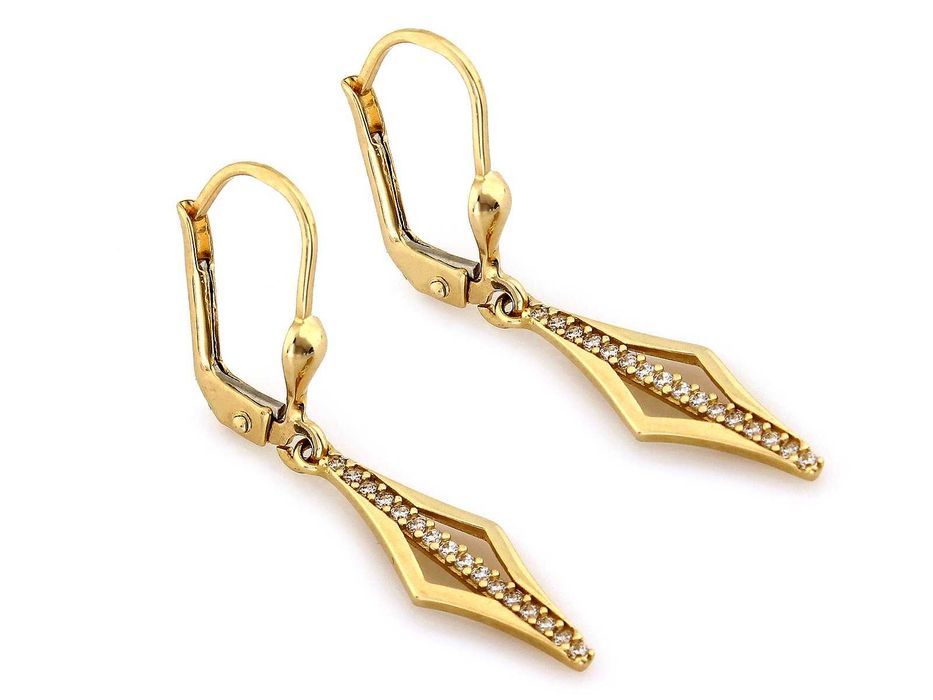 Złote kolczyki wiszące na zapięciu angielskim