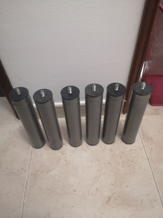 Pé de moveis, cama, armário