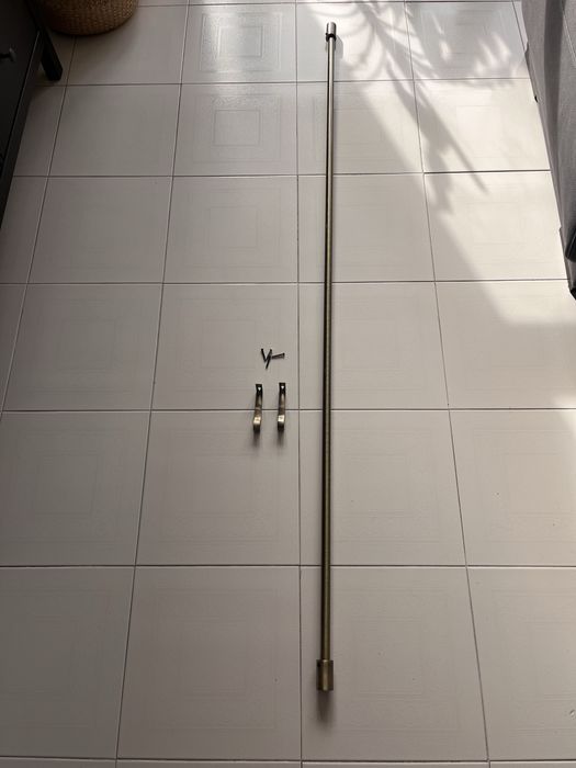 Varão para cortinado e suportes em dourado