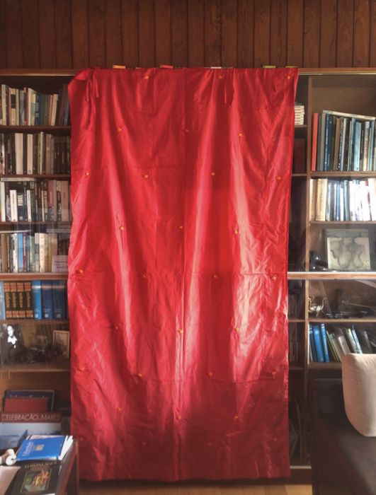 Cortinas laranja e vermelha