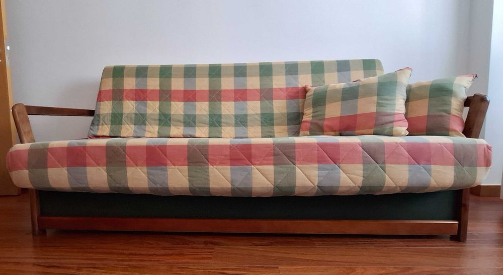Sofá cama com almofadas