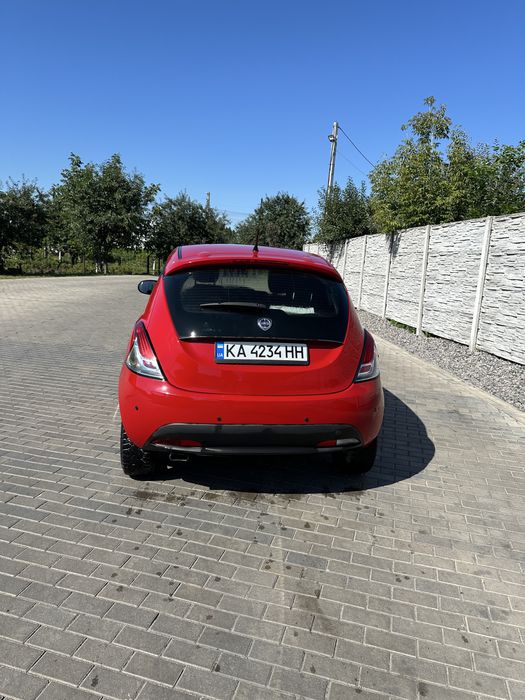 Автомобіль lancia ypsilon 2012