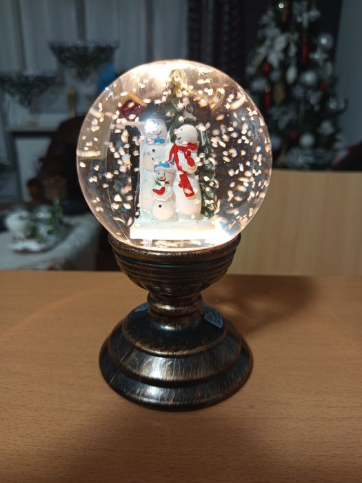 Magiczna dekoracja z automatycznym efektem  śniegu