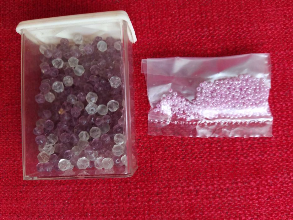 Caixa c/missangas tamanho médio 2 cores + missangas rosa