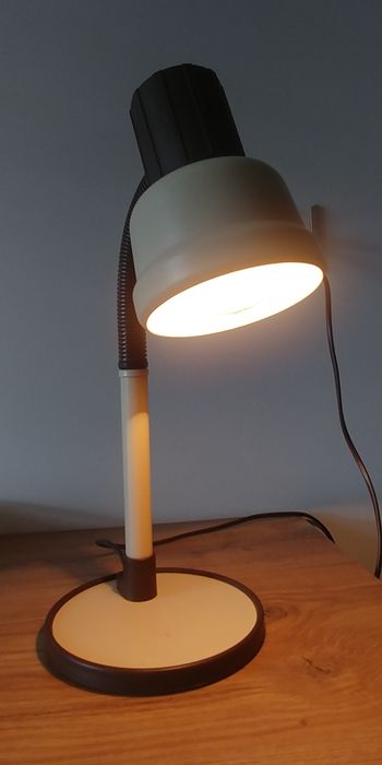 Praktyczna lampka biurkowa