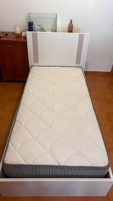 Cama de solteiro com colchão